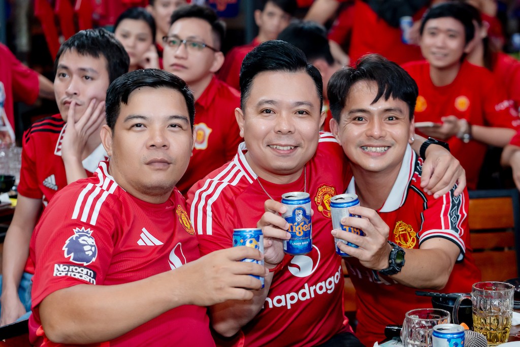 h2-nguoi-ham-mo-manchester-united-thuong-thuc-tran-dau-voi-tiger-beer-1729845035.jpg