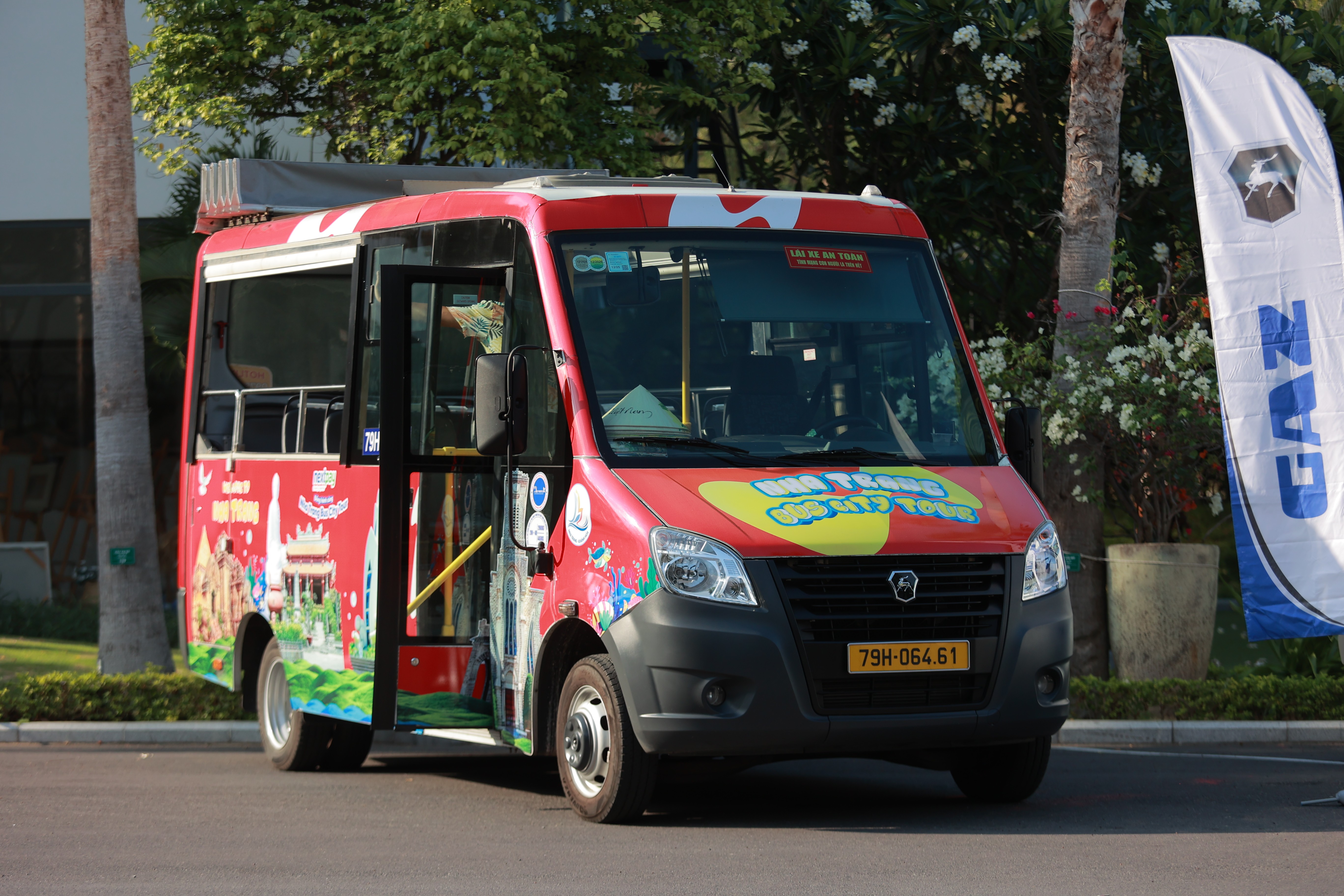 10-gazelle-cabriolet-phu-hop-cho-cac-tour-tham-quan-noi-do-city-tour-hop-on-hop-off-va-cac-tuyen-du-lich-trai-nghiem-khong-gian-mo-1748247378.JPG