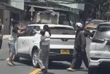 CLIP: Người chồng đập phá xe taxi chở vợ giữa phố