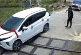 Xe rước dâu cố vượt rào chắn, mắc kẹt trên đường ray khi tàu đang tới: Danh tính tài xế và cái kết
