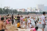 Các bãi biển đông nghịt người, nhìn thôi đã... ngộp