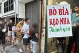 Bí ẩn quán bò bía bán chạy nhất Việt Nam: Anh chủ lên đời mặt bằng riêng, khách xếp hàng chục mét bán sạch sau 3 tiếng