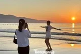 Giới trẻ nô nức đến biển Đà Nẵng ngắm bình minh ló dạng