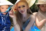 Tỷ tỷ xứ Trung đua nhau mặc sườn xám ghé miền Tây đội nón lá chèo xuồng, làm nên mấy bộ hình "chấn động"