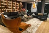 Nam MC cưới cô tiếp viên hàng không kém 8 tuổi: Mua đứt penthouse tặng vợ, độ cưng chiều ngang tổng tài ngôn tình