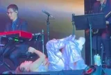 Mỹ Tâm sang Mỹ làm liveshow, nằm vắt chân chữ ngũ hát gây tranh cãi