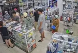 Bức xúc nam thanh niên xô cửa trúng bé gái, người mẹ phản ứng cũng bị đấm luôn: Công an vào cuộc