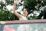 Hương Giang diễu hành bằng xe buýt 2 tầng sau khi đăng quang Á hậu: Tài xế và chủ xe bị lập biên bản