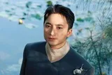 Việt Nam có nghệ sĩ trăm tỷ đổi đời nhờ 1 bản hit “đơn điệu”, cứ chạm tay là ra nhạc nổi cả nước