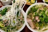 Ăn phở suốt cả tuần không biết chán, cô gái Trung Quốc vẫn "tấm tắc khó hiểu", đến khúc vắt chanh thì netizen đồng loạt vào "nhắc nhẹ"
