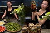 Phương Oanh tự tay làm sấu ngâm mắm ớt cực nịnh mắt, vừa khoe đã được hội chị em "cầm tay chỉ việc"