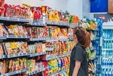 Vì sao xăng dầu giảm hết cỡ, hàng hóa dịch vụ gần như không giảm theo?