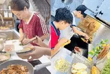 Mẹ đảm ở Hà Nội dạy con trai vào bếp nấu ăn suốt 1 tháng hè: Nhìn mâm cơm bé làm, các mẹ thi nhau vào nhận "con rể"