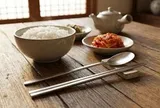 Vì sao người Hàn Quốc thích dùng đũa kim loại dù rất khó gắp?