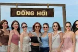 8 cô gái chơi thân từ thời sinh viên, 9 năm sau thuê hẳn limousine từ Hà Nội vào Quảng Bình: Cả đoàn 28 người, đóng 20 triệu/ gia đình
