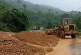 Thông xe 3 vị trí sạt lở nghiêm trọng trên đường Hồ Chí Minh qua Quảng Trị