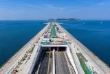 Huy động 18 khối bê tông nặng 60.000 tấn rồi đánh chìm xuống đáy biển, đường hầm 6 làn xe lộ diện: Tuổi thọ 100 năm, rút ngắn thời gian di chuyển từ 1 tiếng còn 5 phút
