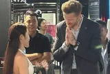NÓNG: Ông chủ California Fitness đến từng phòng tập chắp tay xin lỗi khách hàng