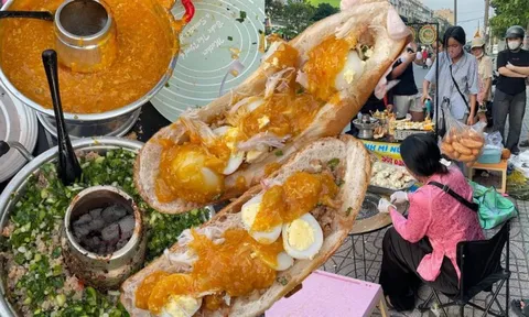 Cô bé 14 tuổi ở TPHCM gây sốt với món bánh mì gạch cua, chỉ mở bán đúng 2 tiếng là hết sạch 600 phần!