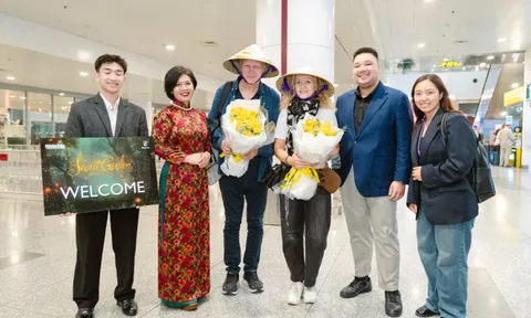 2 thành viên nhóm nhạc đình đám đã hạ cánh tại sân bay Nội Bài, sẵn sàng buổi diễn tại Việt Nam: Thích thú khi được tặng nón lá vẽ tay