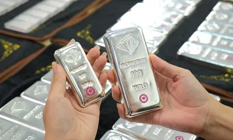 Giá bạc lao dốc