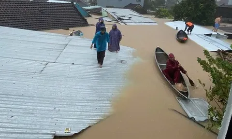 Lũ trên 2 sông ở Đắk Lắk và Khánh Hòa vượt lịch sử 1993 và 1986, bao giờ miền Trung mới giảm mưa?