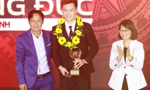 Hoàng Đức giành "cú đúp" giải thưởng tại Quả bóng Vàng 2025, hotboy Đình Bắc giành Quả bóng Bạc