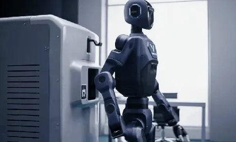 Robot hình người 'Made in Vietnam' thế hệ thứ 2 của tỷ phú Phạm Nhật Vượng chính thức ra mắt: Có thể tự sạc pin - không cần con người hỗ trợ