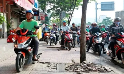 Đi xe máy lên vỉa hè bị phạt bao nhiêu tiền, trường hợp nào không bị phạt?