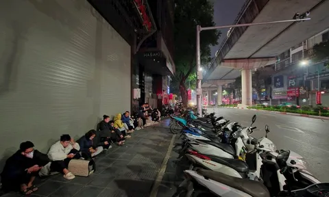 Người dân đổ xô xếp hàng đợi mua từ 21h ngày 1/2, giá bạc hôm nay thế nào?