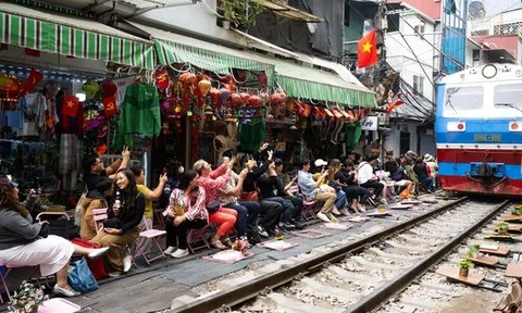 Cà phê đường tàu Khâm Thiên: Kiểm tra buổi sáng, buổi chiều khách đã ngồi kín, háo hức chờ nhặt nắp chai cán bẹp