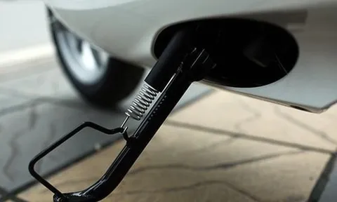 Người dân lưu ý: Không gạt chân chống xe máy có thể bị phạt đến 14 triệu đồng theo Nghị định 168