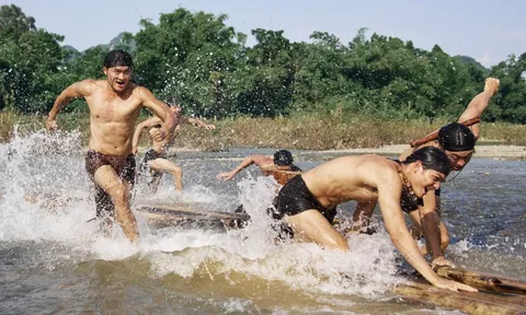 Cảnh tượng hơn 100 mỹ nam đóng khố, nhuộm răng đen và xăm mình đang gây bão: Visual đỉnh cao, body vô cùng ‘mã chiến’