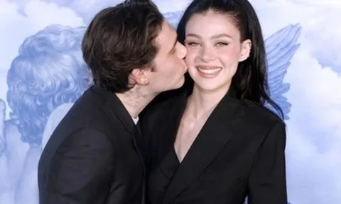 Brooklyn Beckham đáp trả mạnh mẽ lời chỉ trích “mù quáng trong tình yêu”