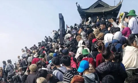 Biển người đổ về Yên Tử