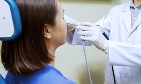 Đi làm đẹp, bị thẩm mỹ viện bỏ quên miếng gạc trong mũi suốt 1 tháng