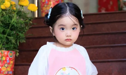 Đừng nhìn Lisa nhà Khánh Thi-Phan Hiển xinh yêu như búp bê mà nhầm, cô nhóc bị phạt vì bắt nạt anh trai đây này!