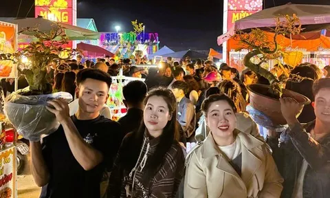 "Biển" người ùn ùn đổ về Ninh Bình đi chợ "mua may, bán rủi" lúc nửa đêm