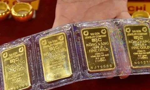 Lao đến tiệm vàng bán sạch vàng ngày vía Thần Tài: Ôm tiền về nhà, nhưng không khéo sợ còn "nghèo" đi...