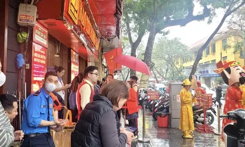 Không xếp hàng ngày vía Thần Tài, nhiều người chọn mua vàng theo cách này