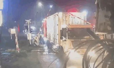Camera ghi lại khoảnh khắc kinh hoàng trong vụ tai nạn tàu hỏa tối mùng 9 Tết ở Hà Nội