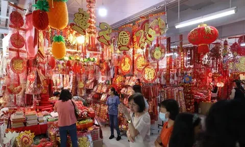 Khách Việt bất ngờ trước cảnh tượng trên phố Trung Quốc dịp năm mới, nhận xét: "Ai cũng như vậy sao?"