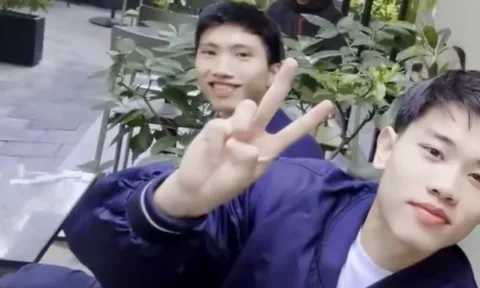 Văn Hậu lái Porsche chở Đình Bắc, còn kiên nhẫn chờ đàn em kí tặng loạt fan nhí, netizen: Thời thế đổi khác rồi!