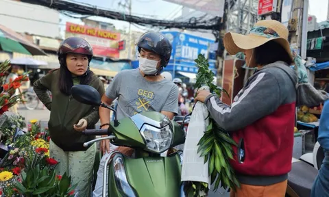 Xăng đắt đỏ, nhiều gia đình tính toán từng chuyến xe, từng bữa ăn