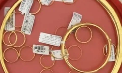 Cô gái Hà Nội sốc nặng khi bán 2 cây vàng cưới ước tính 326 triệu, chủ tiệm chỉ đưa 312 triệu, netizen: Vậy là chính xác rồi!