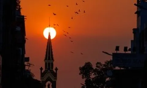 Cảnh tượng hiếm thấy: Người dân TP.HCM dừng xe ngắm hoàng hôn đỏ rực tại Nhà thờ Chợ Lớn