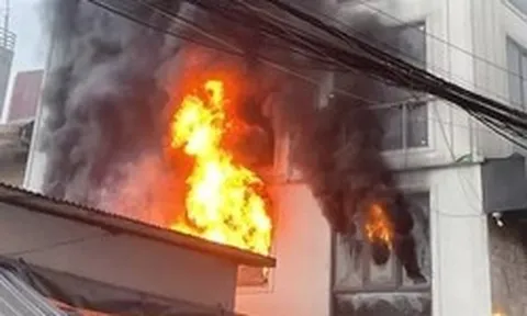 Hà Nội: Lửa bùng dữ dội tại ngôi nhà 7 tầng trên đường Lĩnh Nam