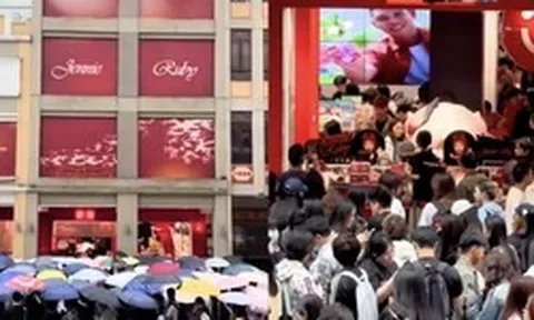 Cảnh tượng giành giật đồ Jennie ở MINISO: Khách xếp hàng dài 3 con đường, đội mưa chờ 6 tiếng