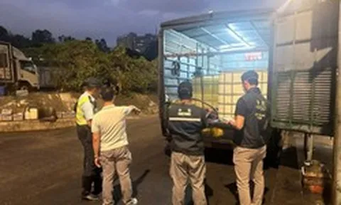 Kiểm tra bất ngờ, phát hiện xe tải chở 8.000 lít xăng dầu trái phép, công an lập tức vào cuộc