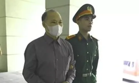 Cảnh dẫn giải cựu Thứ trưởng Hoàng Văn Thắng cùng đồng phạm đến tòa